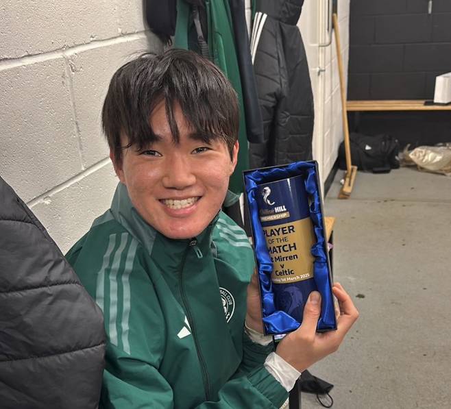 2일 세인트 미렌전에서 2골 1도움을 기록한 뒤 경기 최우수선수로 선정된 양현준이 트로피를 들고 환하게 웃고 있다. 사진=에브리싱셀틱 