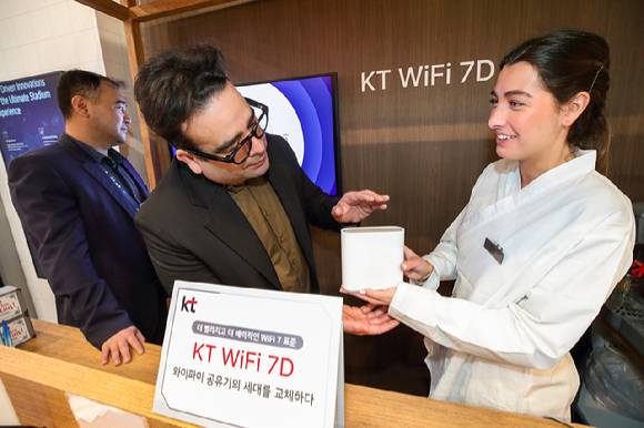 MWC25 KT 전시장에서 KT관계자들이 와이파이 공유기 'KT WiFi 7D‘를 소개하고 있다. [사진=KT]