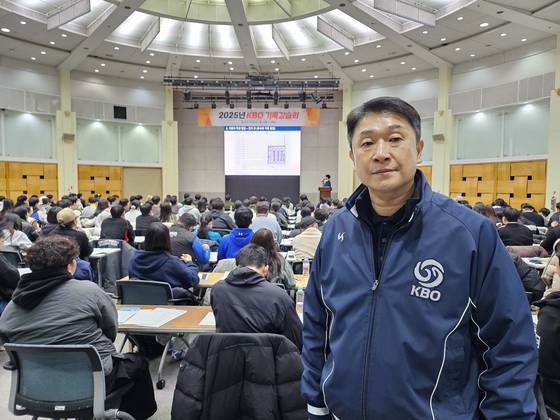 진철훈 KBO 기록위원장. 2002년 입사 후 1군에서만 1960경기를 기록한 베테랑 기록원으로 올해 신임 기록위원장으로 부임했다. 고봉준 기자