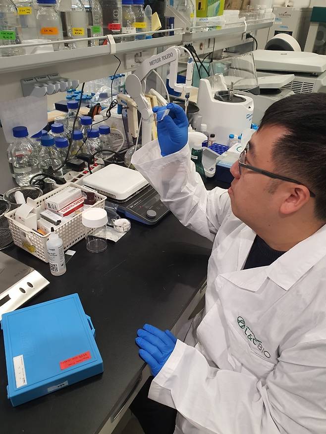 김수빈 연구원이 염색한 조직을 관찰하고 있다. 윤현주 기자