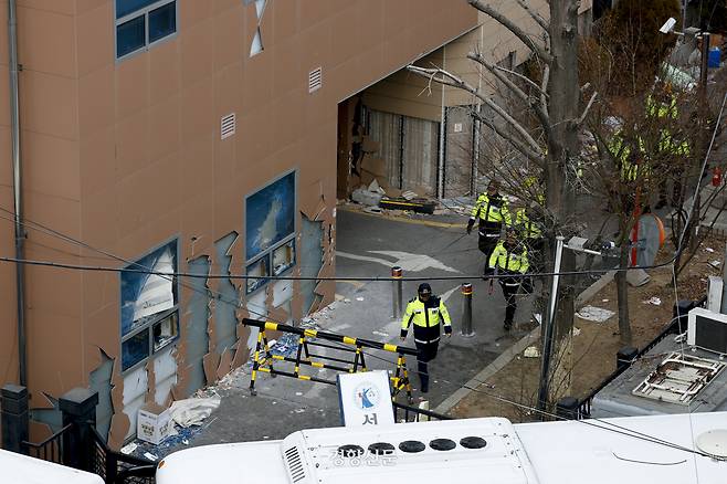 윤석열 대통령 구속영장 발부와 관련해 지난 1월19일 서울 마포구 서울서부지법에서 윤 대통령 지지자들의 폭력 사태가 발생한 이후 경찰관들이 서부지법 주변을 돌아보고 있다. 문재원 기자