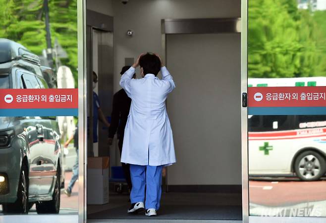 서울의 한 대학병원 응급의료센터 안으로 의료진이 들어가고 있다. 곽경근 대기자