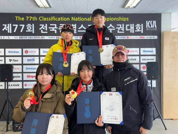 제77회 전국종별스키대회 크로스컨트리 중등부 남녀 팀 스프린트 1.2㎞에서 동반 우승을 차지한 평택 세교중 선수들이 길은수 코치와 기념촬영을 하고 있다. 경기도스키협회 제공