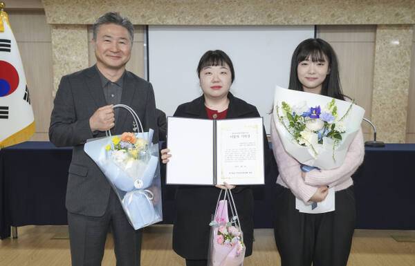 경기일보 독자권익위원회가 선정하는 ‘이달의 기자상’에 디지털뉴스부 이연우(가운데)기자, 정예은 인턴기자(오른쪽)가 수상의 영예를 안았다. 전봉학 위원장(왼쪽)과 기자들이 기념촬영을 하고 있다. 홍기웅 기자