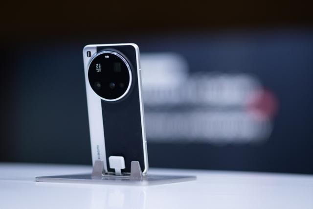 샤오미의 ‘샤오미 15 울트라’가 2일 스페인 바르셀로나에서 열린 샤오미 신제품 출시 행사장에 전시돼 있다. [사진출처=샤오미]