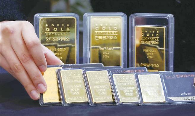올 들어 국제 금 가격이 연일 최고치를 기록하고 있다. 사진은 종로 한국금거래소에서 직원이 골드바를 정리하는 모습. (매경DB)