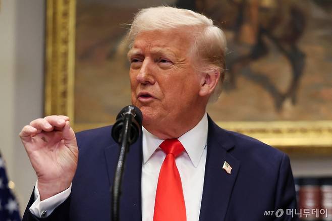 (워싱턴 로이터=뉴스1) 우동명 기자 = 도널드 트럼프 미국 대통령이 3일(현지시간) 워싱턴 백악관에서 대만 TSMC의 반도체 생산설비 투자 계획을 발표하는 자리서 “캐나다와 멕시코에 대한 25% 관세가 4일부터 시행된다”고 밝히고 있다. 2025.03.04 ⓒ 로이터=뉴스1 Copyright (C) 뉴스1. All rights reserved. 무단 전재 및 재배포, AI학습 이용 금지. /사진=(워싱턴 로이터=뉴스1) 우동명 기자