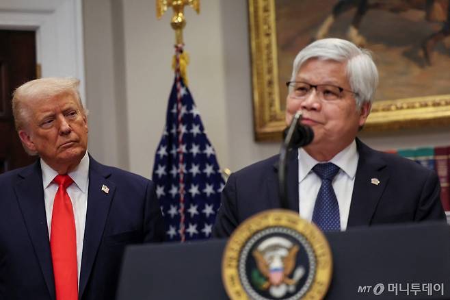 도널드 트럼프 미국 대통령이 3일(현지시간) 워싱턴 백악관에서 C.C. 웨이 대만 TSMC CEO의 반도체 생산설비 투자 계획 발표를 듣고 있다. /로이터=뉴스1