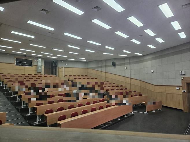 4일 오전 서울시 종로구 서울대학교 연건캠퍼스(의과대학) 내 강의실에서 의예과생을 대상으로 한 강의가 진행되고 있는 모습. 강의실엔 학생 약 10명이 있었다. /사진=박상혁 기자.