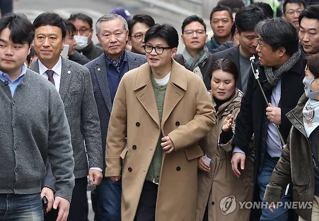 (서울=연합뉴스) 황광모 기자 = 두 달여 만에 공개 행보에 나선 국민의힘 한동훈 전 대표가 2일 오후 서울 종로구 대학로 한 극장에서 제2연평해전을 다룬 연극 '바다는 비에 젖지 않는다'를 관람하기 위해 이동하고 있다. 2025.3.2 hkmpooh@yna.co.kr 연합뉴스