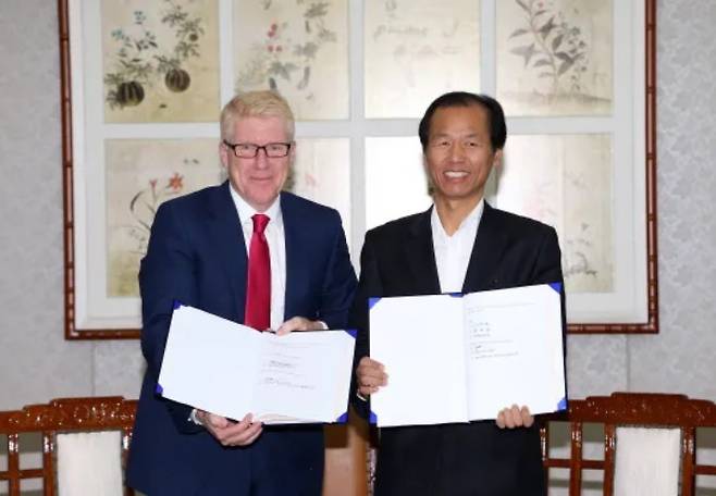 전 최문순 강원도지사와 존 어셔 영국 멀린사 레고랜드 개발사장은 지난 2013년 10월 29일 강원도청 통상상담실에서 '레고랜드 코리아' 개발 본 협약(UA)을 체결했다. 강원도 제공
