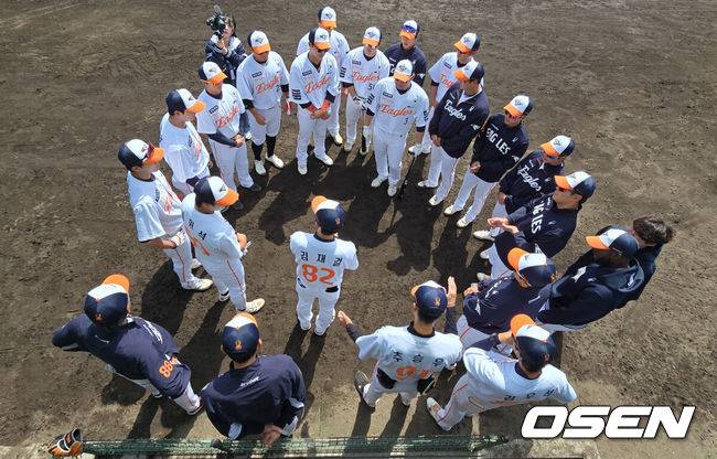 [OSEN=오키나와(일본), 조은정 기자]&nbsp;한화 선수들이 경기 전 미팅을 하고 있다. 2025.02.26 /cej@osen.co.kr