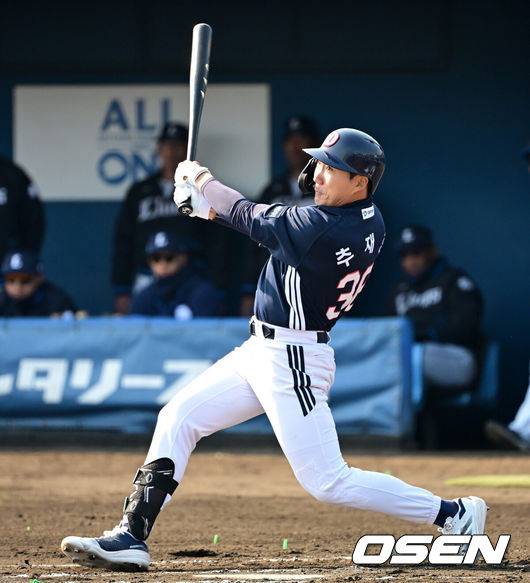 [OSEN=미야자키(일본), 지형준 기자]&nbsp;22일 일본 미야자키 니치난시 난고 스타디움에서 두산 베어스가 일본프로야구 세이부 라이온스와 두 번째 연습경기를 가졌다.이날 두산이 5-4로 승리하며 연습경기 첫 승을 거뒀다.5회초 2사 만루에서 두산 추재현이 싹쓸이 3타점 적시 3루타를 날리고 있다 2025.02.22 /jpnews@osen.co.kr