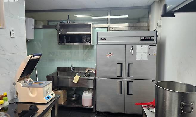 2일 서울 은평구 가게의 폐업 뒤 사용하던 조리도구들이 남아 있는 주방의 모습. 채명준 기자