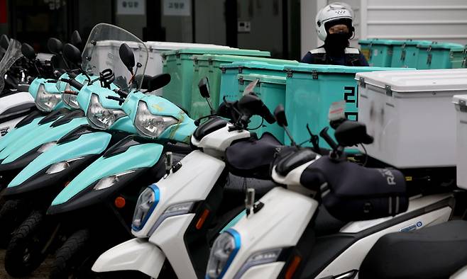 배달용 오토바이들이 건물 앞에 줄줄이 주차되어 있는 모습. 연합뉴스