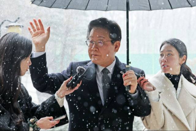 더불어민주당 이재명 대표가 4일 서울중앙지법에서 열린 대장동·백현동·위례신도시 개발 비리 및 성남FC 후원금 의혹 사건 1심 속행공판에 출석하며 지지자들을 향해 손을 흔들고 있다. 연합뉴스