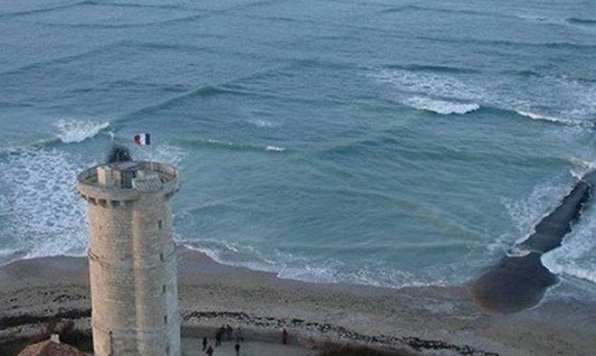 사각형 모양으로 일렁이는 파도의 모습.