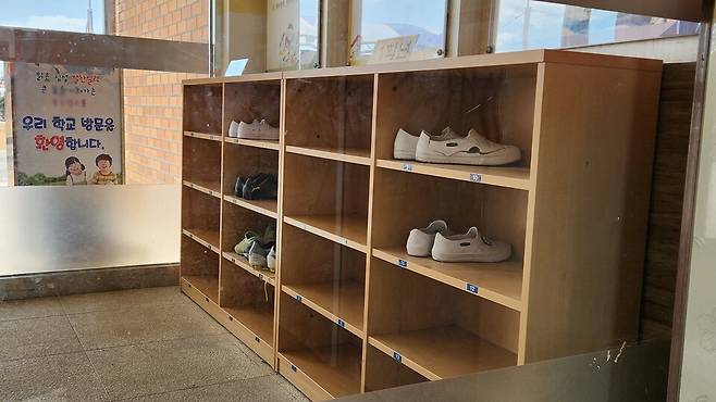 저출생과 학령인구 감소로 전남지역 초등학교 32곳은 올해 신입생이 없어 입학식을 하지 못했다. 전남 도내 전역에서 학생 수가 감소하고 있고, 신입생이 전혀 없는 학교가 해마다 증가하는 추세다. 100년이 넘는 전통학교도, 대도시 광주도 이제 예외가 아니다. 학생이 없어 문을 닫는 학교 시대가 성큼 다가왔다. 일제강점기인 1907년 개교한 광주 중앙초등학교도 도심 공동화의 직격탄을 맞아 올해는 신입생이 단 한 명에 불과했다. 전남의 한 초등학교 학생 신발장이 텅텅 비어 있다. ⓒ시사저널 정성환