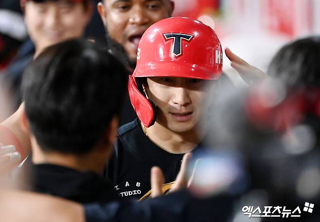 KIA 타이거즈 나성범이 지난해 정규시즌 경기에서 득점 후 축하 받고 있다. 엑스포츠뉴스 DB