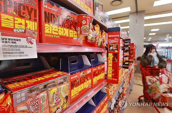 '불닭 열풍' 삼양식품, 황제주 넘보나 (서울=연합뉴스) 진연수 기자 = 19일 서울의 한 대형마트에 불닭볶음면 제품들이 진열되어 있다.
    삼양식품이 불닭볶음면 시리즈의 글로벌 성장세에 대한 기대감으로 연일 최고 주가를 기록하고 있다. 지난해 삼양식품 영업이익은 전년 대비 133% 증가한 3천442억원에 달했다. 2025.2.19 jin90@yna.co.kr