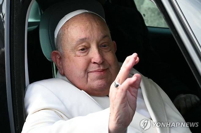 2월9일(현지시간) 손 흔드는 프란치스코 교황 [AFP 연합뉴스 자료사진. 재판매 및 DB 금지]