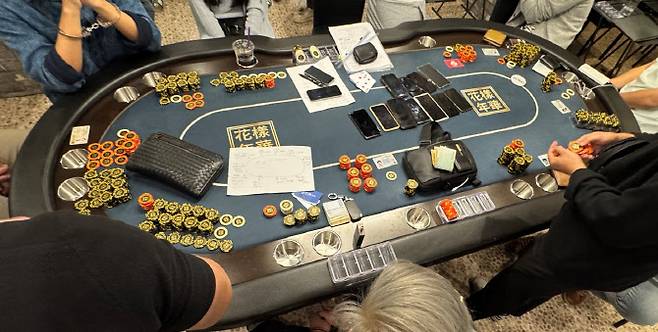 적발 홀덤펍에 설치된 카지노 테이블. 서울경찰청 제공.