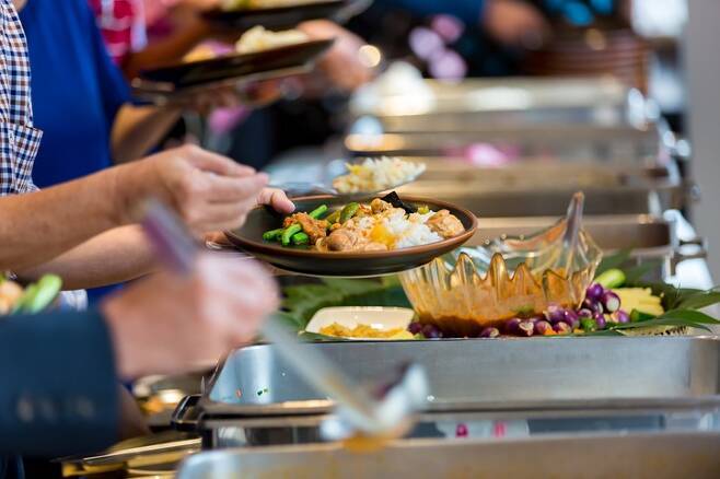 세계보건기구(WHO)에 따르면 암 사망의 30%는 흡연, 같은 30%는 잘못된 식습관 때문이다. 담배를 끊고 음식을 가려 먹으면 암 사망의 60%를 줄일 수 있다. [사진=게티이미지뱅크]