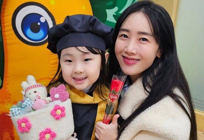 최근 가수 별과 하하의 막내딸 송이는 지난 2022년 근육 기능이 약해지는 희귀병 길랑바레 증후군을 진단받았으나 현재 완치된 것으로 알려졌다. [사진=별 인스타그램]