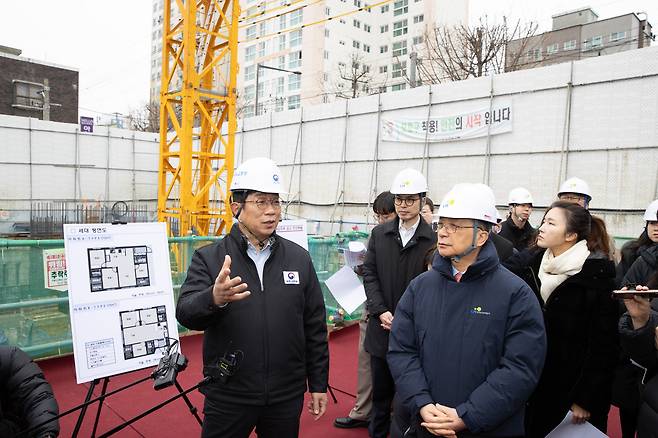 박상우 국토교통부 장관이 5일 서울시 은평구의 신축매입임대 건설현장을 방문해 사업 추진 현황과 향후 계획을 점검하고 있다.(국토교통부 제공)
