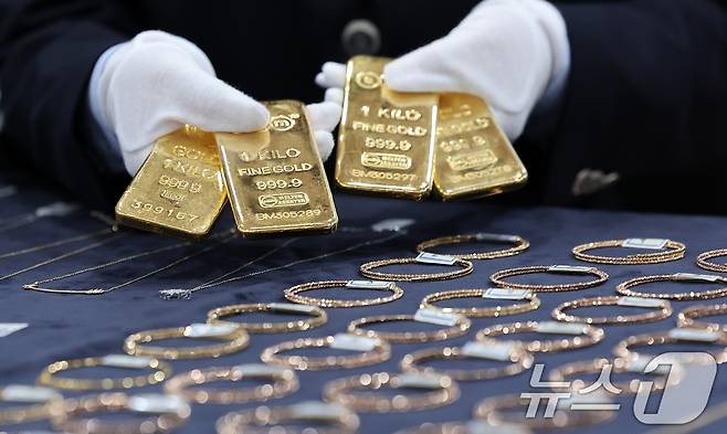 5일 인천 중구 인천공항본부세관 수출입통관청사에서 관계자들이 적발한 금 밀수품을 공개하고 있다. 관세청 통계에 따르면 최근 국내 금 시세가 국제 시세보다 높은 시기(2017~2021년)에 밀수 적발이 증가했고, 올해 2월 국내 시세가 크게 상승하면서 다시 적발이 증가했다. 2025.3.5/뉴스1 ⓒ News1 김성진 기자