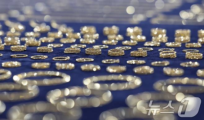 5일 인천 중구 인천공항본부세관 수출입통관청사에서 관계자들이 적발한 금 밀수품을 공개하고 있다. 관세청 통계에 따르면 최근 국내 금 시세가 국제 시세보다 높은 시기(2017~2021년)에 밀수 적발이 증가했고, 올해 2월 국내 시세가 크게 상승하면서 다시 적발이 증가했다. 2025.3.5/뉴스1 ⓒ News1 김성진 기자