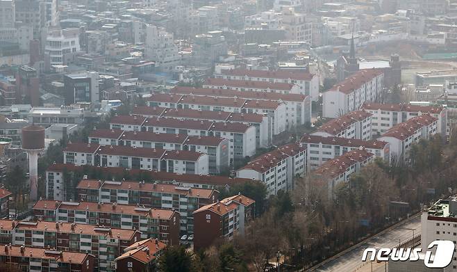. 사진은 이날 오전 서울 용산구 남산타워에서 바라본 아파트 단지. 2024.2.13/뉴스1 ⓒ News1 김민지 기자