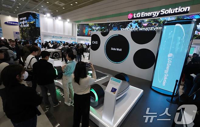 5일 서울 강남구 코엑스에서 개막한 ‘인터배터리 2025’ LG에너지솔루션 부스가 관람객으로 붐비고 있다. 2025.3.5/뉴스1 ⓒ News1 박세연 기자