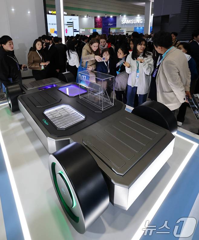 5일 서울 강남구 코엑스에서 개막한 ‘인터배터리 2025’ SK온 부스를 찾은 관람객들이 전기차 배터리 모형을 살펴보고 있다. 2025.3.5/뉴스1 ⓒ News1 박세연 기자