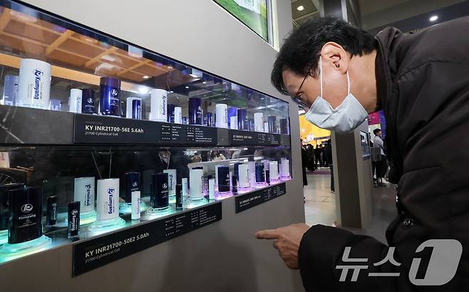 5일 서울 강남구 코엑스에서 개막한 ‘인터배터리 2025’ 금양부스를 찾은 관람객이 원통형 배터리를 살펴보고 있다. 2025.3.5/뉴스1 ⓒ News1 박세연 기자