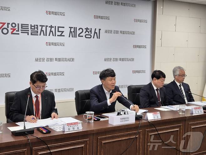 손창환 강원도 글로벌본부장(사진 가운데)이 5일 강릉 강원도청 제2청사에서 열린 언론간담회에서 양양국제공항 활성화 방안을 밝히고 있다.2025.3.5/뉴스1 윤왕근 기자