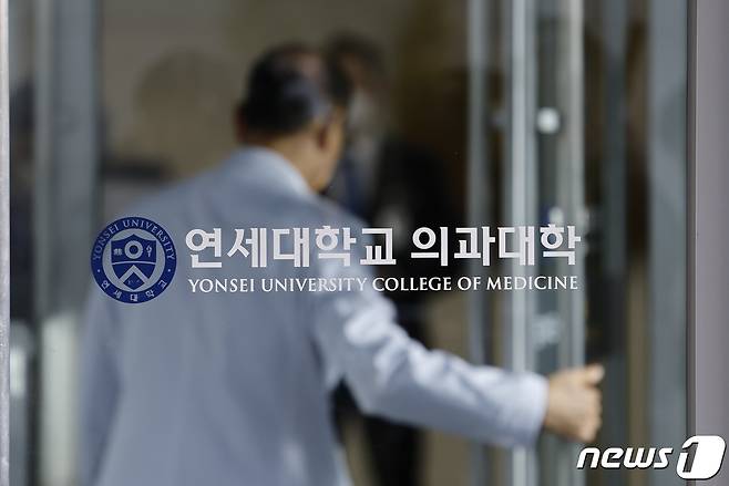 18일 오후 서울 서대문구 연세대학교 의과대학에서 연세의대 교수협 비상대책위원회 주최 임시 전체 교수회의가 열릴 예정인 가운데 의료진이 의대 건물로 들어가고 있다. 2024.3.18/뉴스1 ⓒ News1 안은나 기자