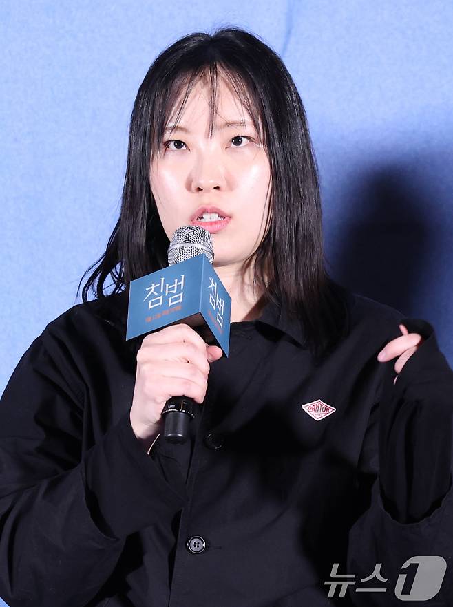 김여정 감독이 5일 서울 용산구 CGV용산아이파크몰에서 열린 영화 '침범' 언론시사회에 참석해 취재진 질문에 답하고 있다. '침범'은 기이한 행동을 하는 딸 소현(기소유 분)으로 인해 일상이 붕괴되고 있는 영은(곽선영 분)과 그로부터 20년 뒤 과거의 기억을 잃은 민(권유리 분)이 해영(이설 분)과 마주하며 벌어지는 균열을 그린 심리 파괴 스릴러다. 2025.3.5/뉴스1 ⓒ News1 권현진 기자