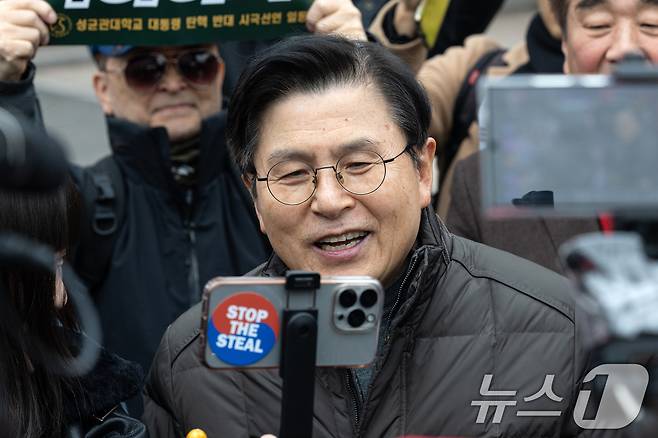 황교안 전 국무총리가 28일 서울 종로구 성균관대학교 앞에서 열린 윤석열 대통령 탄핵 반대 집회에 참석하고 있다. 2025.2.28/뉴스1 ⓒ News1 이승배 기자