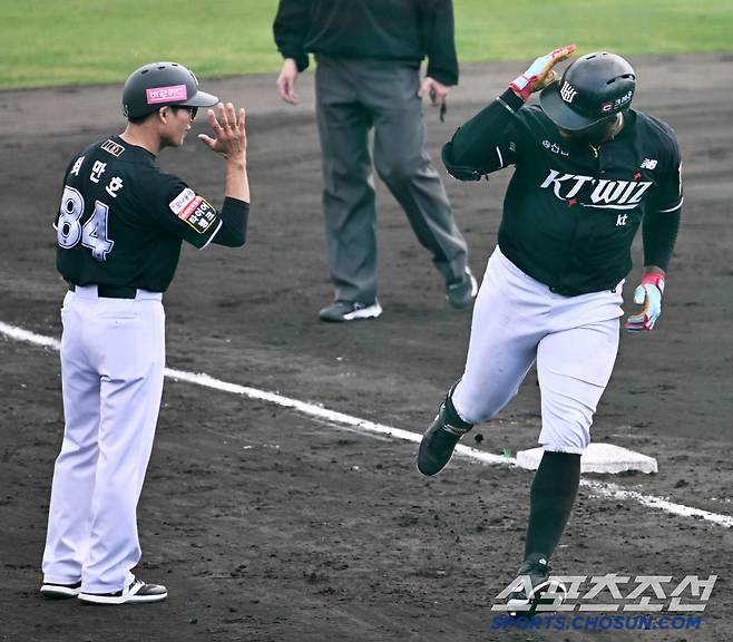 28일 일본 오키나와 구시카와 야구장에서 열린 KT와 SSG의 연습경기, 5회초 KT 로하스가 솔로홈런을 치고 최만호 3루 코치와 세리머니를 하고 있다. 오키나와(일본)=허상욱 기자 wook@sportschosun.com/2025.02.28/