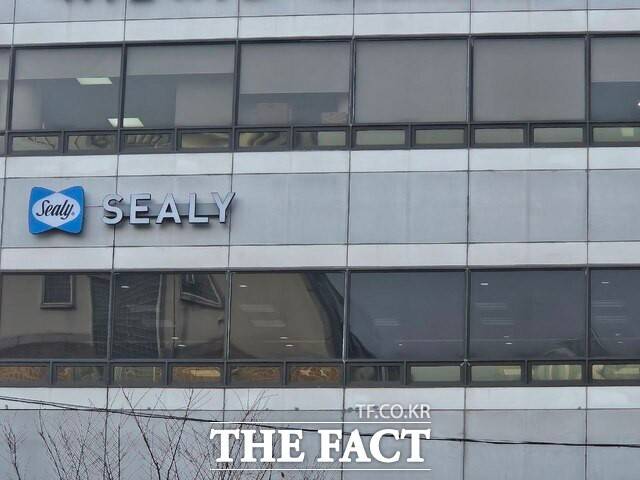 전동침대 '모션플렉스' 제품의 전자파 미인증으로 논란을 빚은 씰리침대가 한 번 미뤘던 배송일을 부품 문제를 이유로 또 한번 늦췄다. 사진은 서울시 강남구 씰리침대 본사 /우지수 기자