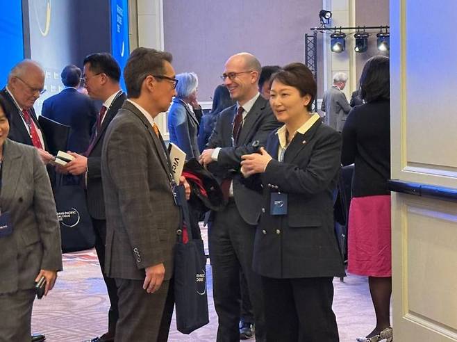 미국을 방문한 이언주 의원이 미국 측 관계자들과 얘기하고 있다. 사진=이언주 의원 제공