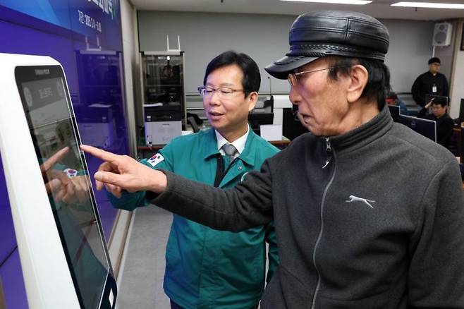 광주 광산구가 운영하는 주민 정보화 교육에서 박병규 광산구청장(왼쪽)이 한 어르신에게 키오스크 주문 및 결제 방법을 설명하고 있다. 광주 광산구 제공