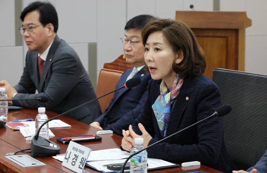 나경원(오른쪽) 국민의힘 나경원 의원이 5일 서울 여의도 국회 의원회관에서 열린 '간첩수사 제대로 되는가? 간첩죄 개정안 대토론회'에 참석해 기조연설 하고 있다. [연합뉴스]