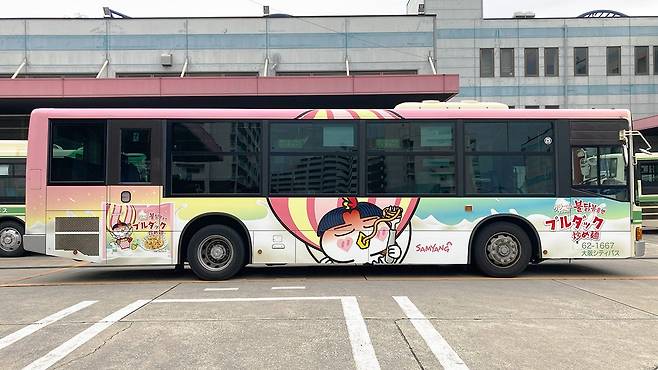 도쿄 오사카에서 운행하는 삼양 불닭볶음면 래핑 버스 ㄷㄷㄷㄷㄷ.jpg