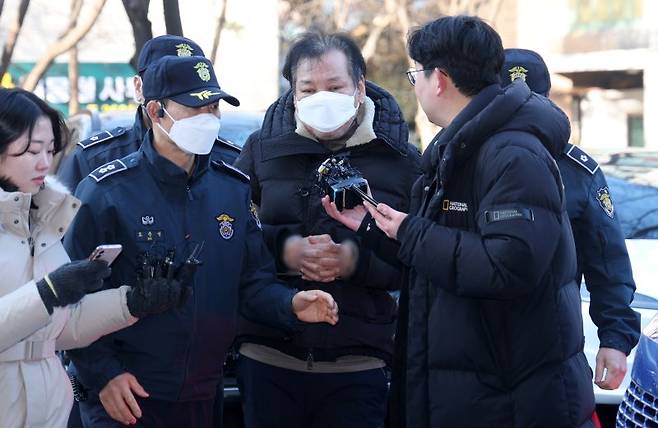 무속인 건진법사로 알려진 전성배씨가 지난해 12월 서울 양천구 서울남부지방법원에서 열린 정치자금법 위반 혐의 영장실질심사(구속 전 피의자심문)에 출석하고 있다. /사진=뉴시스