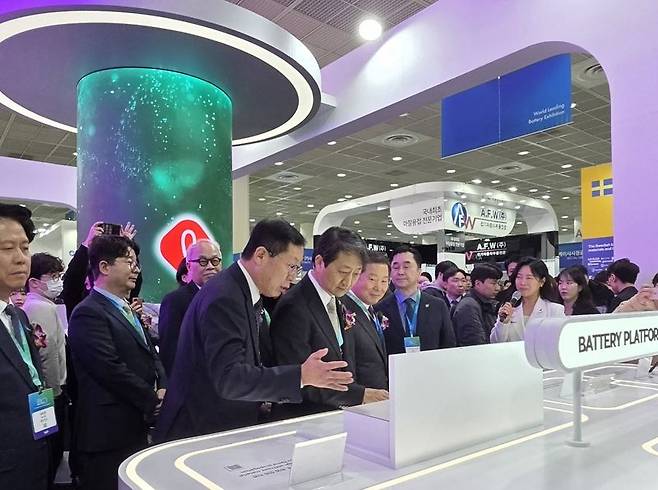 이영준 롯데케미칼 총괄대표가 롯데 화학군 '인터배터리2025' 부스를 방문한 안덕근 산업통장부 장관에게 스페셜티 제품인 'WFT 배터리팩·케이스 보호판'에 대해 설명하고 있다. 사진=홍요은 기자