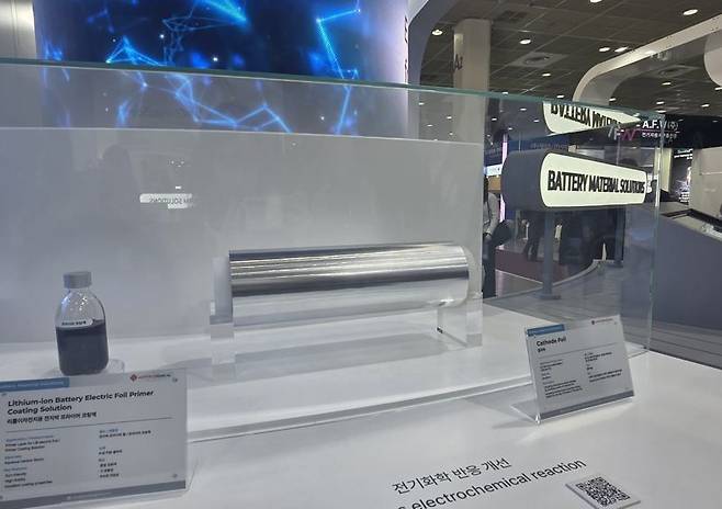 롯데케미칼이 개발한 리튬이차전지용 전지박 프라이머 코팅제(왼쪽)과 롯데인프라셀의 양극박(오른쪽) 제품. 사진=홍요은 기자