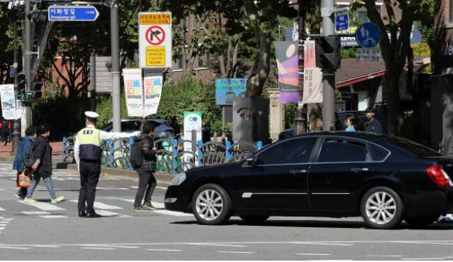 경찰의 우회전 일시정지 단속 모습. 공동취재사진