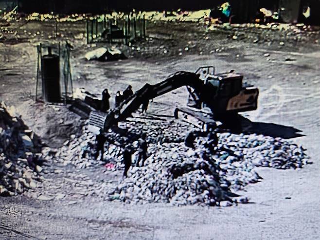 지난 24일 오후 세종시 조치원 소각장에서 쓰레기처리 업체 직원들이 한 시민이 실수로 버린 현금 2600만원을 쓰레기 더미 속에서 찾고 있는 모습이 찍힌 폐회로텔레비전(CCTV) 영상 갈무리. 세종시 제공